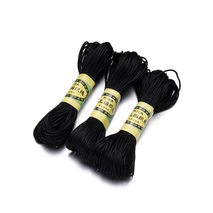 Detailweergave van drie bundels zwart 2,5 mm nylon koord voor DIY sieraden vlechtheid