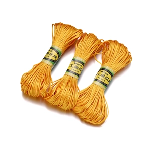 Detailopname van felgele nylon koorden voor handgemaakte sieraden en Chinese knopen