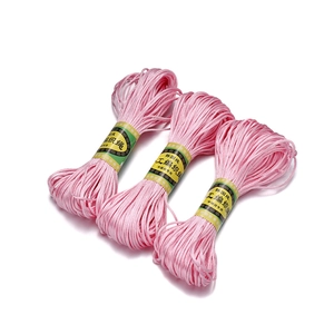 Detailweergave van drie rollen roze 2,5mm glanzend satijnkoord voor DIY sieraden weven