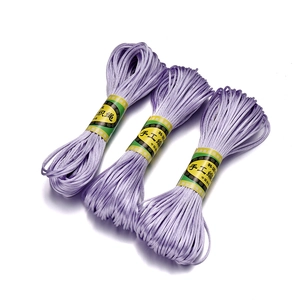 Detailopname van drie bundels lavendelkleurige 2,5 mm glanzend gevlochten koord voor DIY