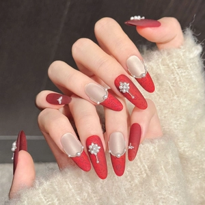 Ongles à presser élégants en velours rouge et perles avec motifs floraux et strass