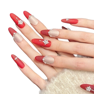 Faux ongles amande rouge velours avec perles et strass floraux pour le mariage
