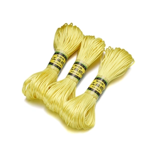 Detail van 2,5mm felgeel polyester koord voor het weven van handgemaakte sieraden