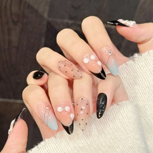 Ongles dégradés rose et noir avec fleurs 3D et détails en perles élégantes