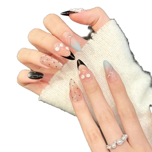 Faux ongles stiletto rose et noir avec fleurs 3D et effet œil de chat dégradé élégant