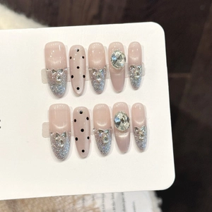 Faux ongles faits main amande rose poudré œil de chat avec paillettes argentées et cristaux