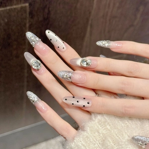 Faux ongles faits main amande avec paillettes roses, strass et design œil de chat