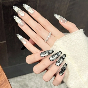 Silber-schwarz verlaufende Kunstnägel mit 3D-Kreuzmotiven und Cat-Eye-Effekt