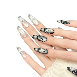Gotische Silber-Schwarz Farbverlauf Katzenaugen-Nägel mit Kreuz-Akzenten in Stiletto-Form
