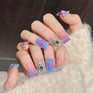 Faux ongles dégradés bleu-violet avec gouttes d'eau 3D et strass saphir