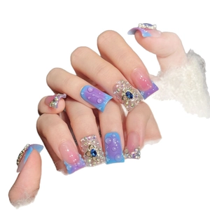 Faux ongles dégradés bleu-violet avec gouttes d'eau 3D et détails en rubis