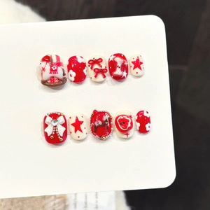 Faux ongles faits main avec étoiles rouges, nœuds et design 3D de cheval à bascule