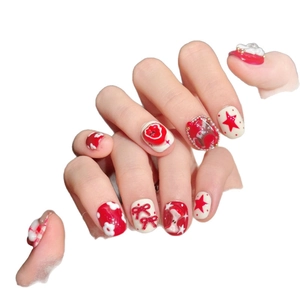Faux ongles faits main rouges et blancs avec nœuds, étoiles et fleurs 3D perles