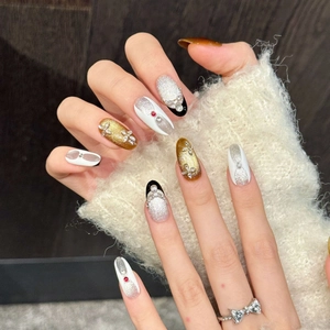 Faux ongles faits main de luxe avec fleurs 3D et décorations de strass rouges