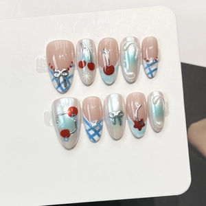 Faux ongles faits main motif cerise et nœud, forme amande rouge avec détails 3D