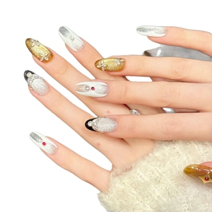 Faux ongles amande avec pierres rouges et strass nœud 3D en blanc et doré élégant