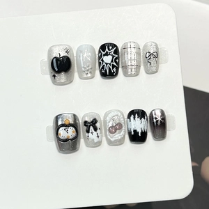 Détail de 10 faux ongles faits main avec paillettes argentées et motifs peints à la main
