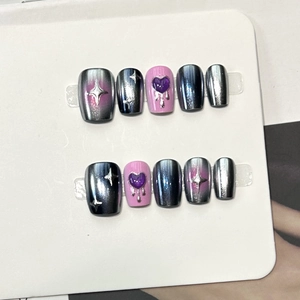 Vue macro de faux ongles Y2K peints à la main avec cœurs violets et étoiles argentées