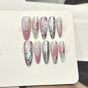 Détail des faux ongles faits main dégradé rose et bleu avec art en relief 3D argenté