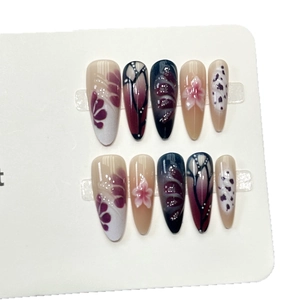 Faux ongles stiletto peints à la main avec motifs floraux violets et léopard