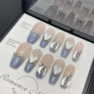 Details von 10 handgefertigten Kunstnägeln mit blau-rosa Farbverlauf und 3D-Metallherzen