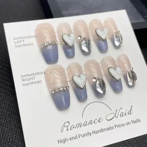 Handgefertigte Kunstnägel mit rosa-blauem Farbverlauf und silbernen 3D-Herzen