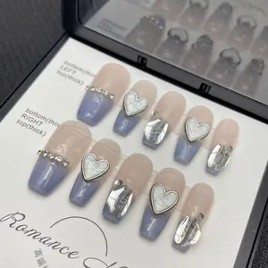 Set mit Ombré-Kunstnägeln in Rosa und Lila, verziert mit Metallherzen und Kristallen