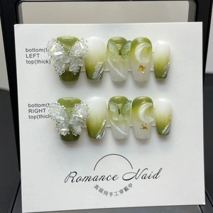 Détails d'ongles faits main dégradé vert avec nœuds en cristal 3D et touches dorées