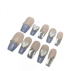 Press-on-Nägel Set mit blau-rosa Farbverlauf, silbernen Herzen und kleinen Strasssteinen