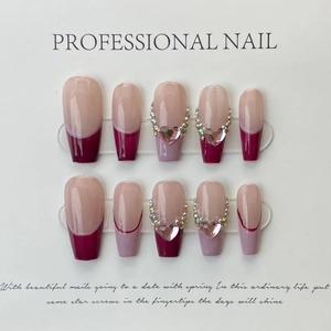 Faux ongles faits main bordeaux style French avec strass en cœur et fini brillant