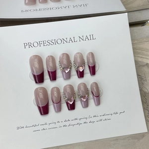 Faux ongles longs cercueil faits main avec pointes françaises violettes et strass cœur