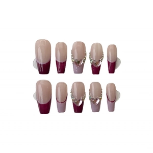 Faux ongles faits main avec pointes françaises rouge baie et strass cœur rose