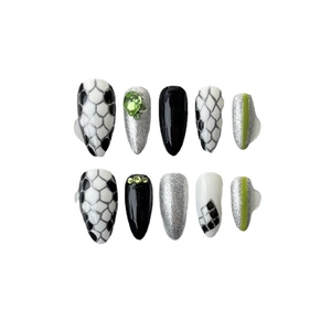 Faux ongles faits main avec motifs écailles noirs, paillettes argentées et strass verts