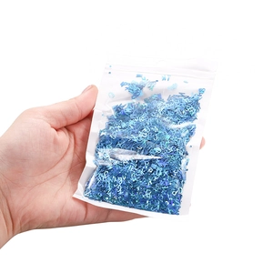 Paillettes alphabet bleu laser pour l'art des ongles et le bricolage en sachet clair