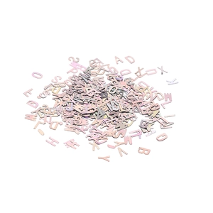 Vue macro de paillettes lettres holographiques pour décoration d'ongles et résine DIY