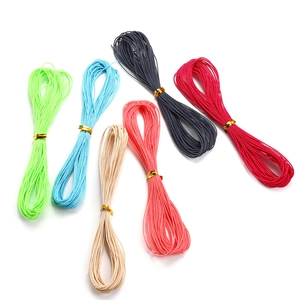 Dettaglio di cordini cerati intrecciati da 1 mm in colori vivaci per gioielli fai da te
