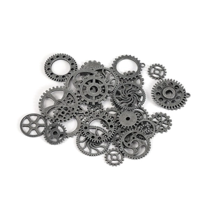 Detail van diverse vintage zilveren steampunk metalen tandwielen voor DIY-sieraden en hobby