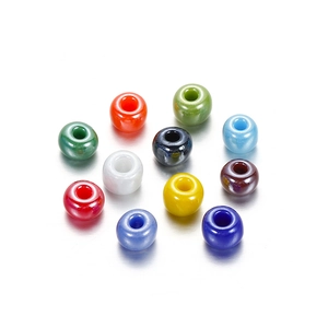 Dettaglio di perline colorate in vetro da 3-4mm in tonalità candy per bracciali DIY
