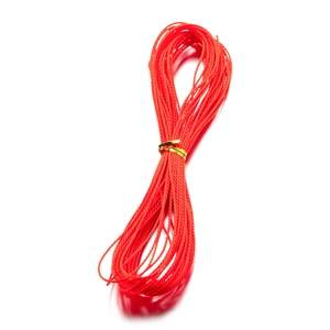 Dettaglio del cordoncino cerato rosso intrecciato da 1mm con chiusura dorata per DIY