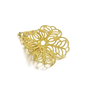Makroaufnahme von 28mm hohlen goldenen Kupfer-Blütenperlenkappen für DIY-Schmuckzubehör