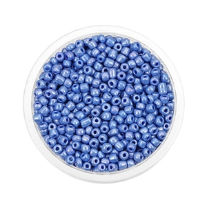 Vista macro di perline di vetro blu perlato da 3-4mm in un contenitore per gioielli fai-da-te