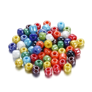 Makroaufnahme von 3-4mm bunten Perlglanz-Glasperlen für die DIY-Schmuckherstellung