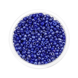 Dettaglio macro di perline di vetro blu scuro perlato 3-4mm per creazione gioielli