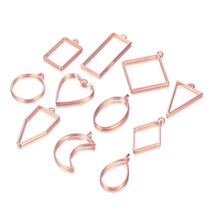 Dettaglio di cornici per ciondoli geometrici in oro rosa per creazioni in resina