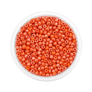 Draufsicht auf 2mm orangefarbene Glas-Perlen in einem transparenten Behälter für DIY-Schmuck
