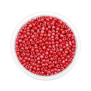 Macro di perline rosse da 3-4mm per gioielli fai-da-te in un contenitore trasparente