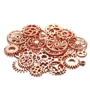 Detail van roségouden steampunk tandwielen en wijzers voor DIY sieraden maken