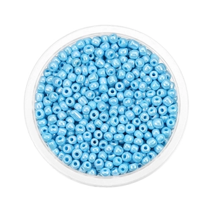 Dettaglio di perline di vetro blu chiaro da 3-4 mm con finitura lucida in scatola tonda