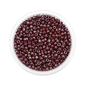 Detaillierte Draufsicht auf 3-4 mm dunkelrote Glasperlen für DIY-Schmuck und Basteln