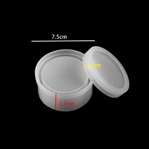 Vue macro du moule rond en silicone affichant le diamètre 7,5 cm et la hauteur 3,7 cm